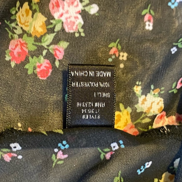 Iris Basic floral crochet lace sleeveless tank blouse - Large - Picture 12 of 13